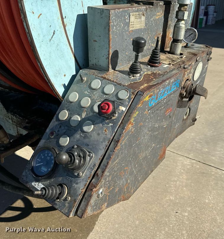 image for item GG9884 1995 Ford L8000  hydrovac truck