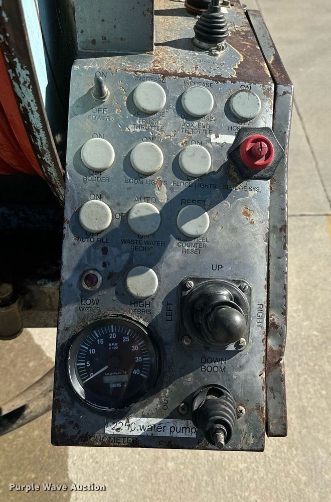 image for item GG9884 1995 Ford L8000  hydrovac truck