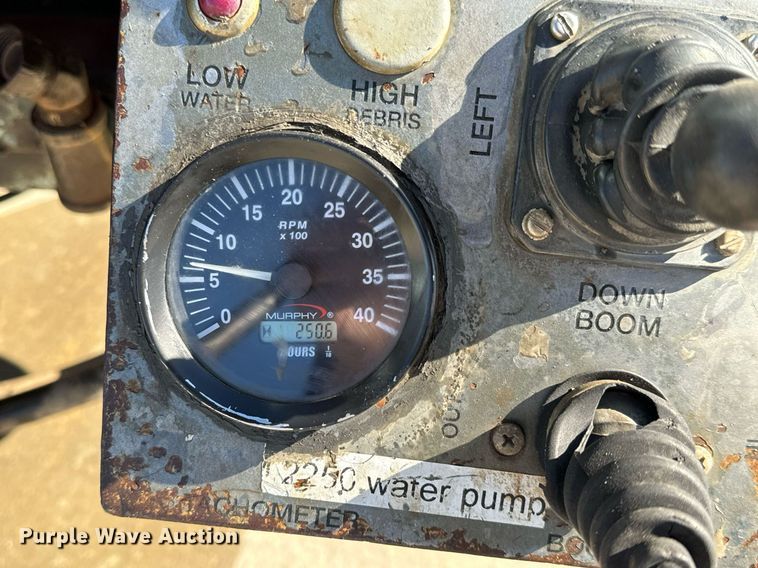 image for item GG9884 1995 Ford L8000  hydrovac truck