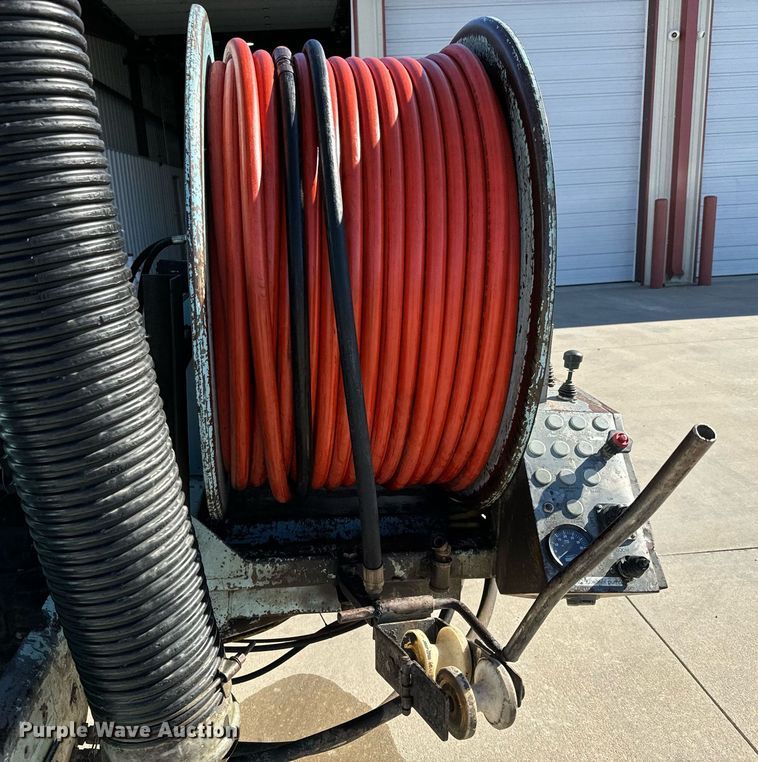 image for item GG9884 1995 Ford L8000  hydrovac truck