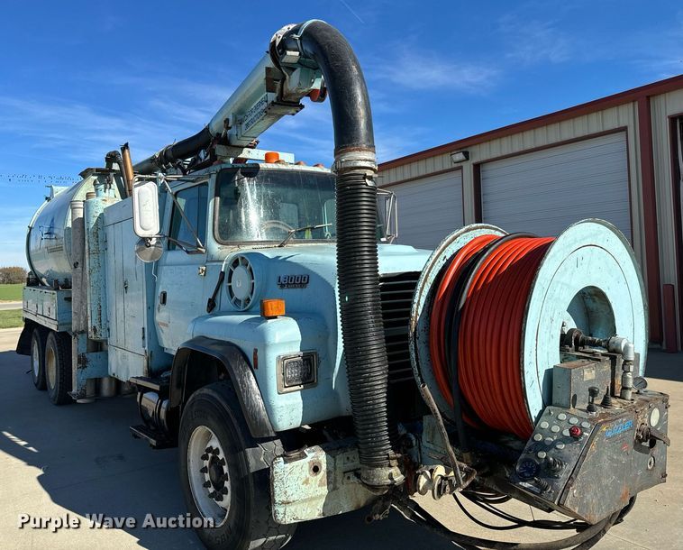 image for item GG9884 1995 Ford L8000  hydrovac truck