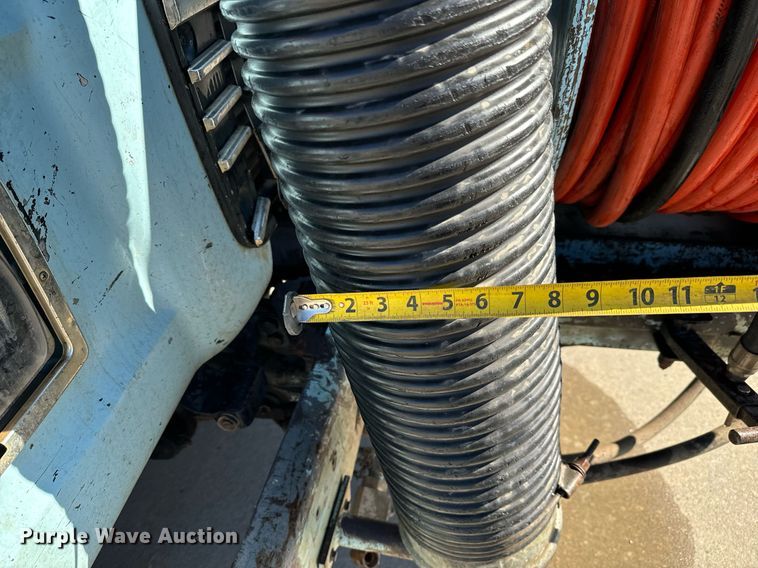 image for item GG9884 1995 Ford L8000  hydrovac truck