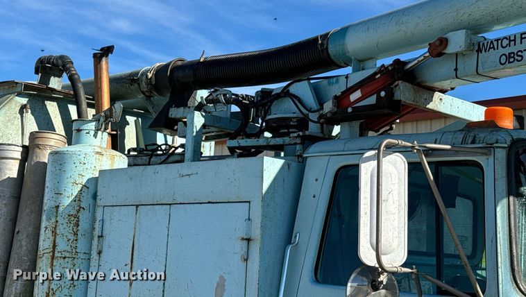 image for item GG9884 1995 Ford L8000  hydrovac truck