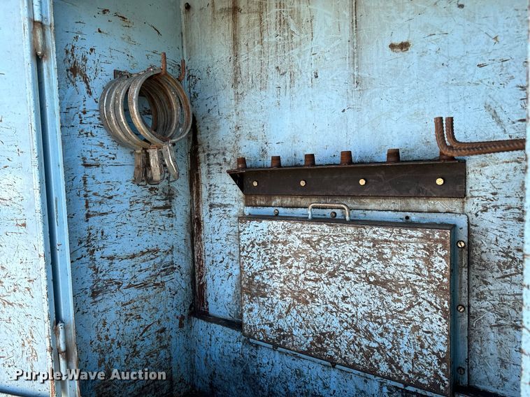 image for item GG9884 1995 Ford L8000  hydrovac truck