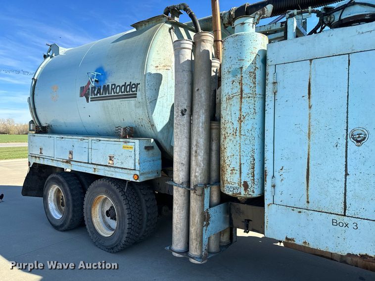 image for item GG9884 1995 Ford L8000  hydrovac truck