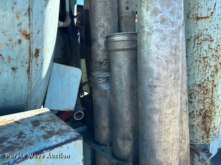 image for item GG9884 1995 Ford L8000  hydrovac truck