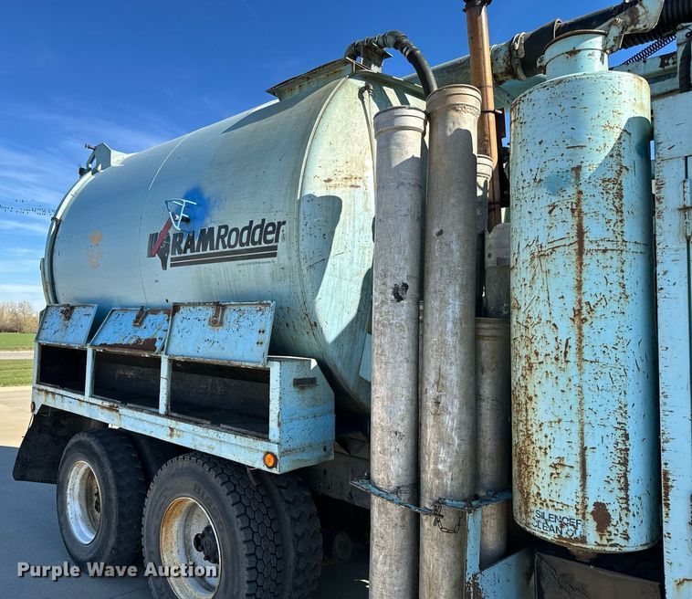 image for item GG9884 1995 Ford L8000  hydrovac truck