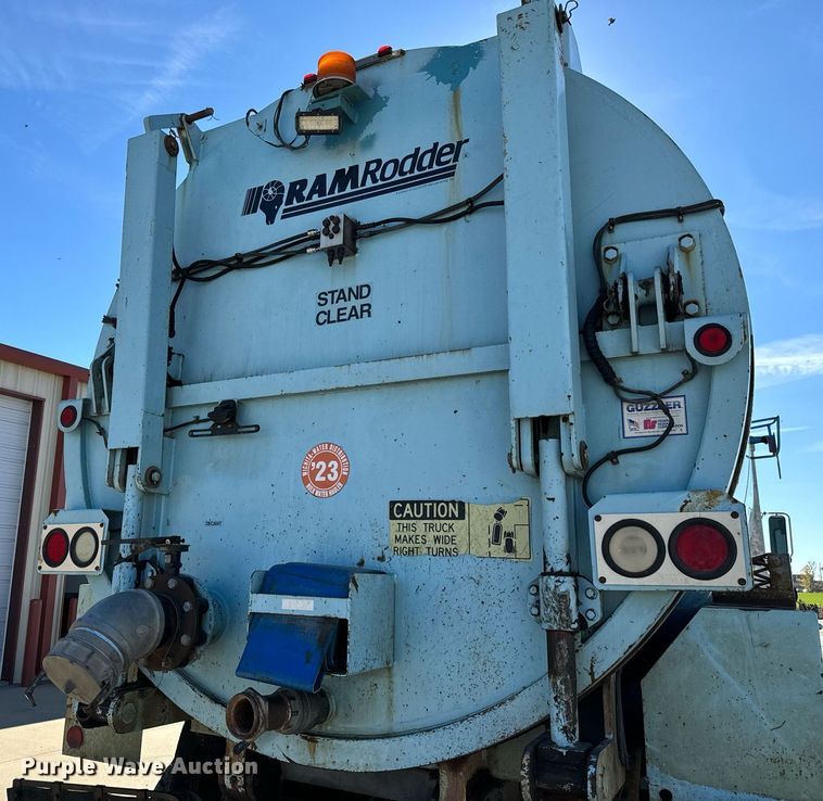 image for item GG9884 1995 Ford L8000  hydrovac truck