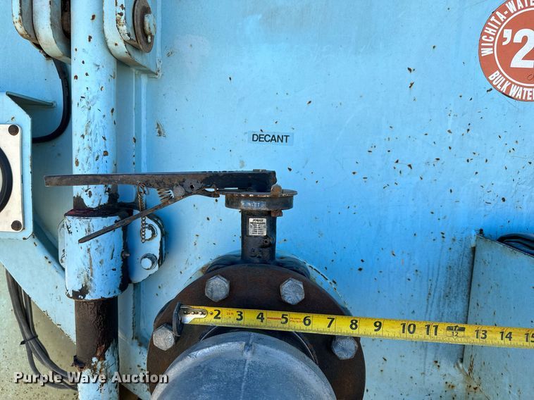 image for item GG9884 1995 Ford L8000  hydrovac truck