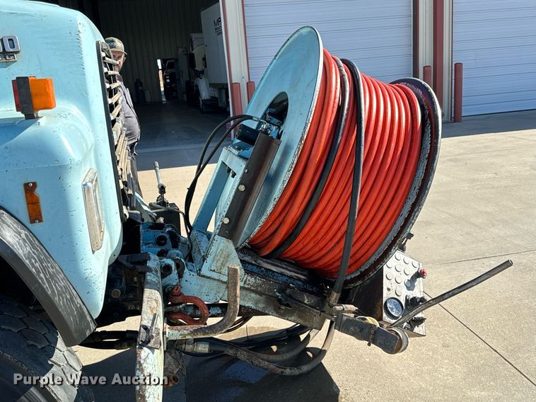 image for item GG9884 1995 Ford L8000  hydrovac truck