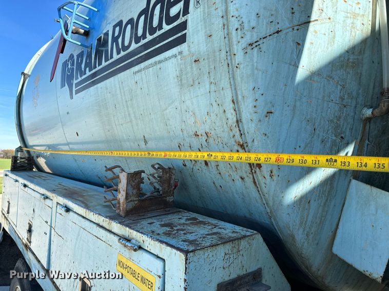 image for item GG9884 1995 Ford L8000  hydrovac truck