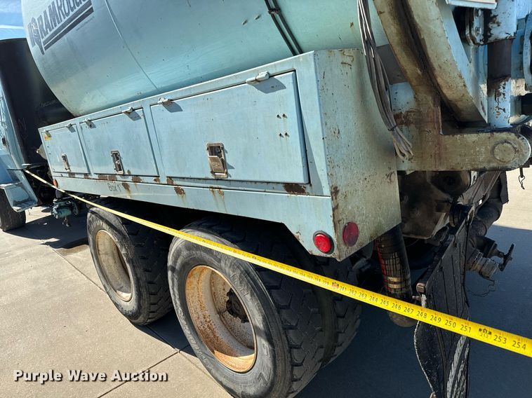 image for item GG9884 1995 Ford L8000  hydrovac truck