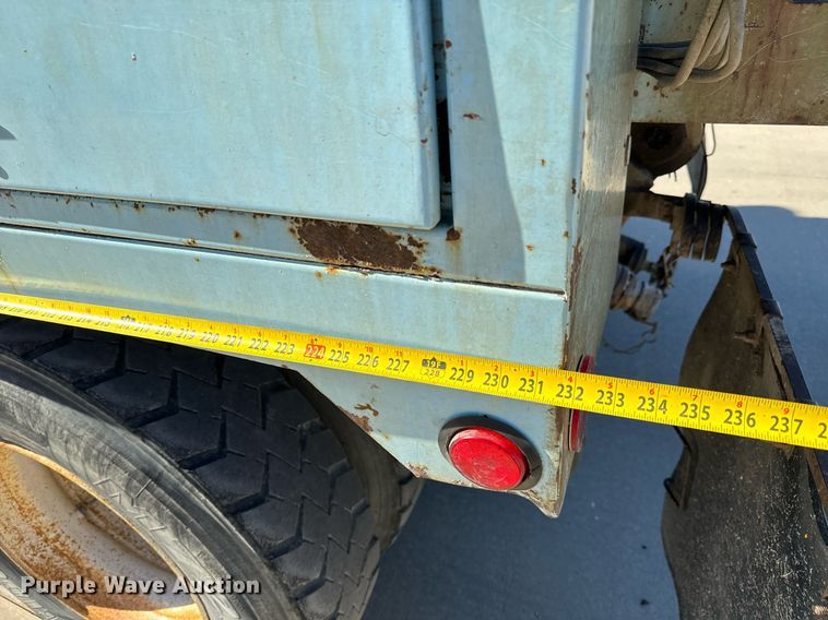 image for item GG9884 1995 Ford L8000  hydrovac truck