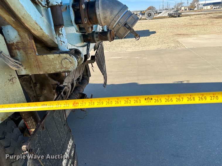 image for item GG9884 1995 Ford L8000  hydrovac truck