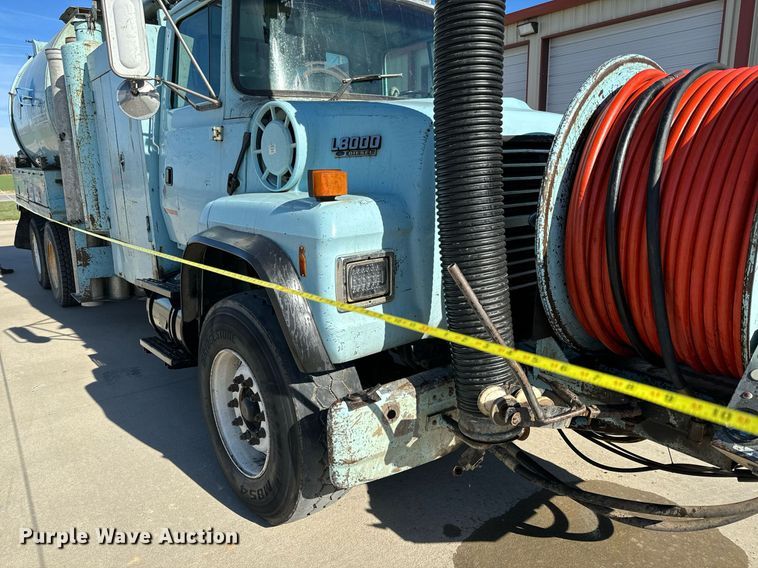 image for item GG9884 1995 Ford L8000  hydrovac truck
