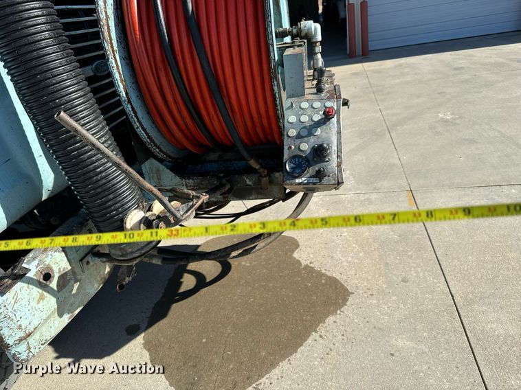 image for item GG9884 1995 Ford L8000  hydrovac truck