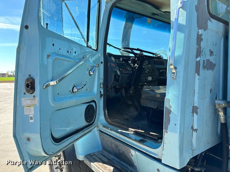 image for item GG9884 1995 Ford L8000  hydrovac truck