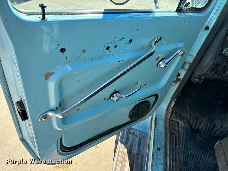 image for item GG9884 1995 Ford L8000  hydrovac truck