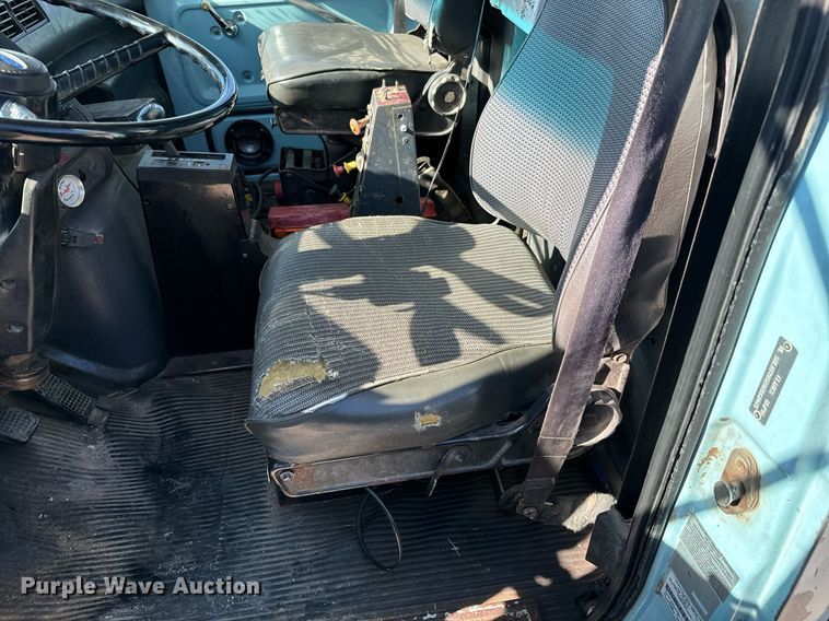 image for item GG9884 1995 Ford L8000  hydrovac truck