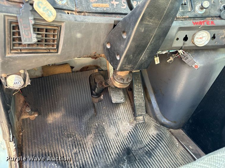 image for item GG9884 1995 Ford L8000  hydrovac truck