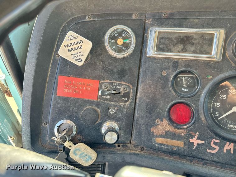 image for item GG9884 1995 Ford L8000  hydrovac truck