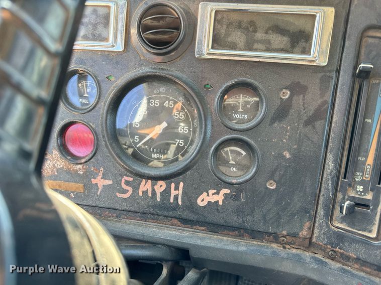 image for item GG9884 1995 Ford L8000  hydrovac truck