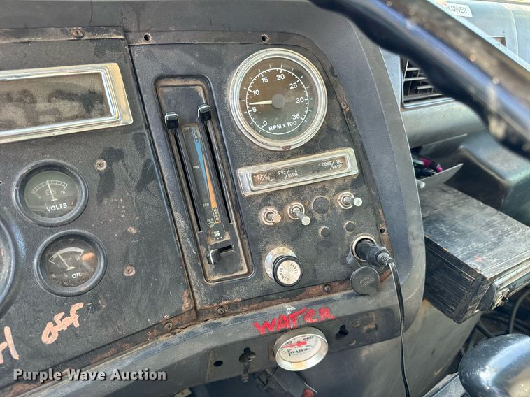 image for item GG9884 1995 Ford L8000  hydrovac truck