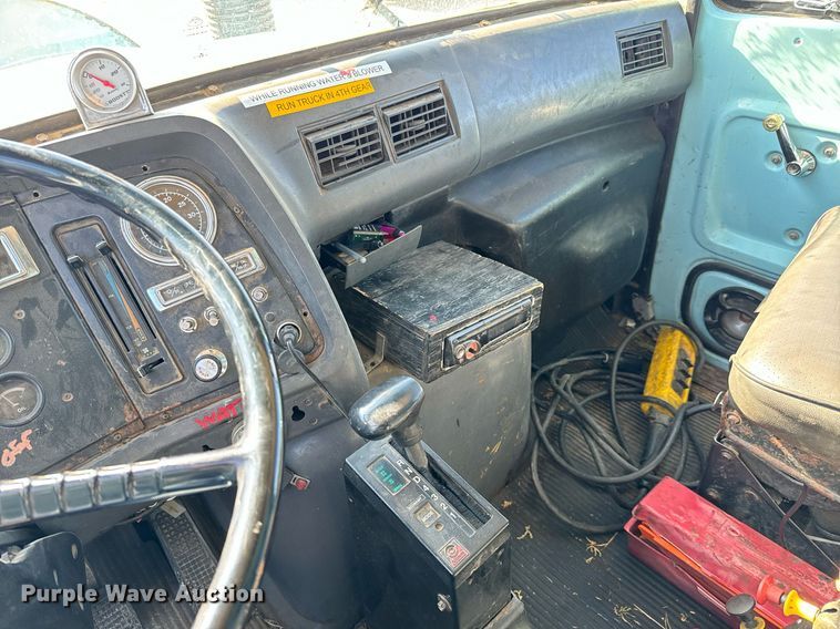 image for item GG9884 1995 Ford L8000  hydrovac truck