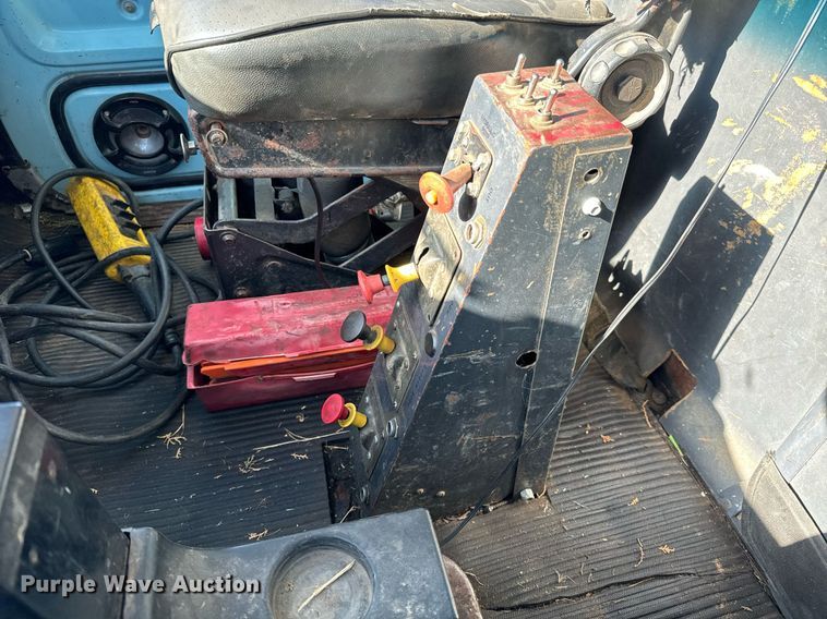 image for item GG9884 1995 Ford L8000  hydrovac truck