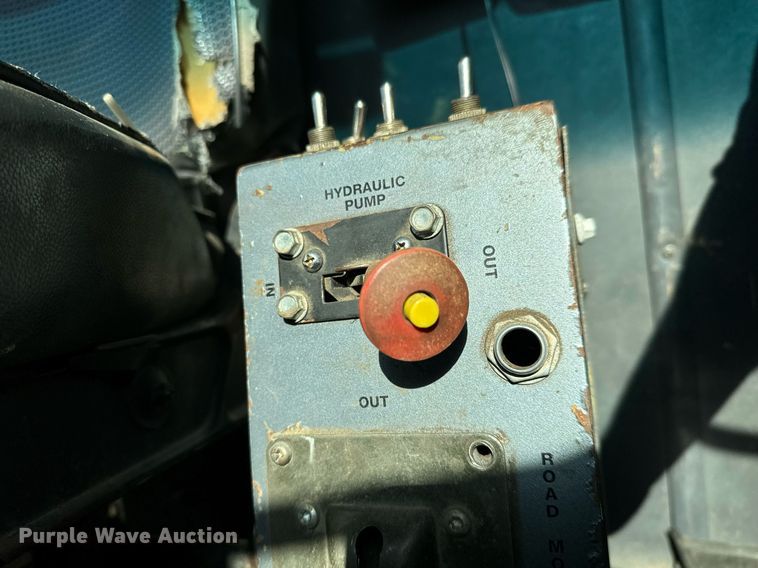 image for item GG9884 1995 Ford L8000  hydrovac truck