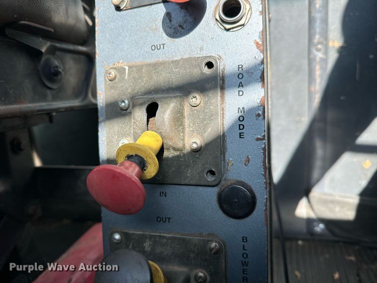 image for item GG9884 1995 Ford L8000  hydrovac truck