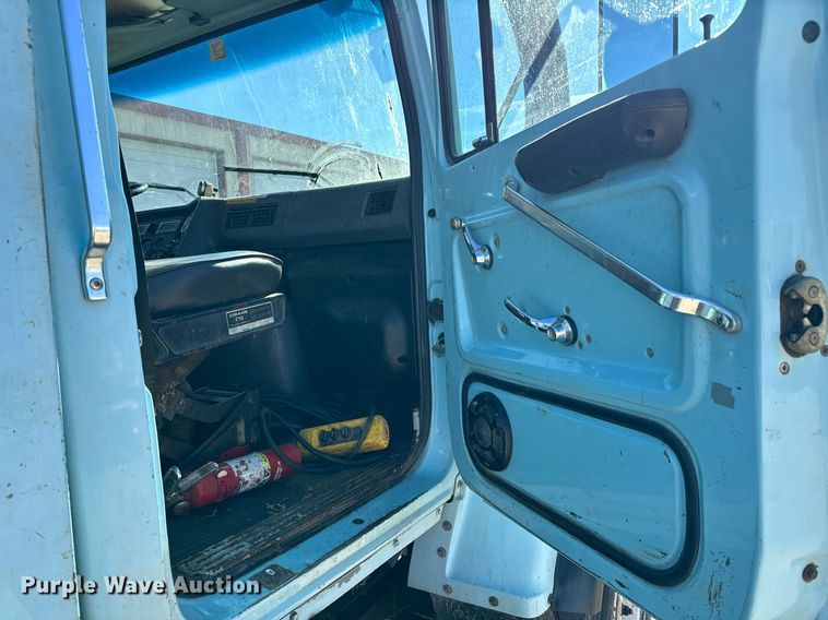 image for item GG9884 1995 Ford L8000  hydrovac truck