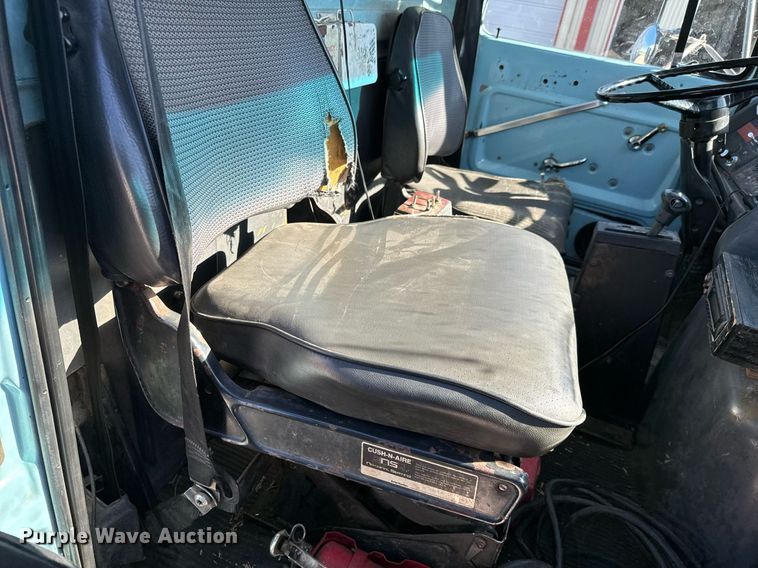 image for item GG9884 1995 Ford L8000  hydrovac truck