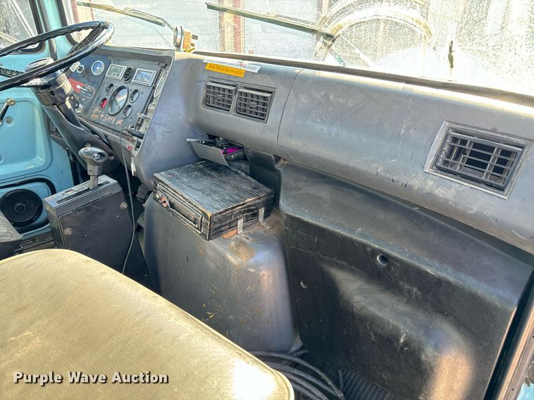 image for item GG9884 1995 Ford L8000  hydrovac truck