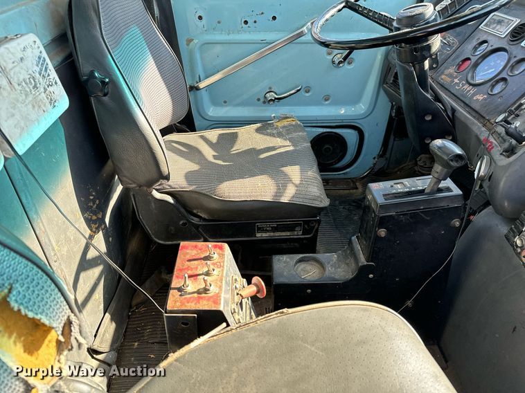 image for item GG9884 1995 Ford L8000  hydrovac truck