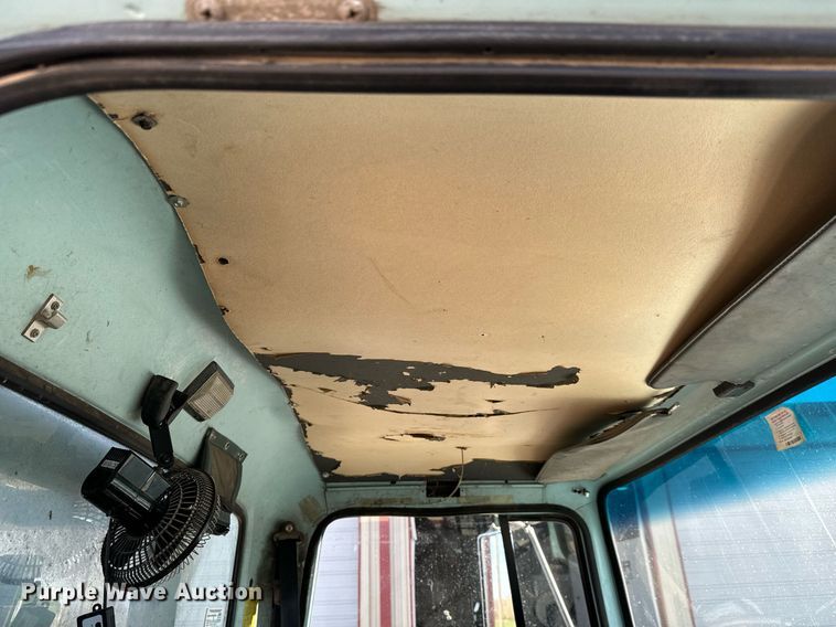 image for item GG9884 1995 Ford L8000  hydrovac truck