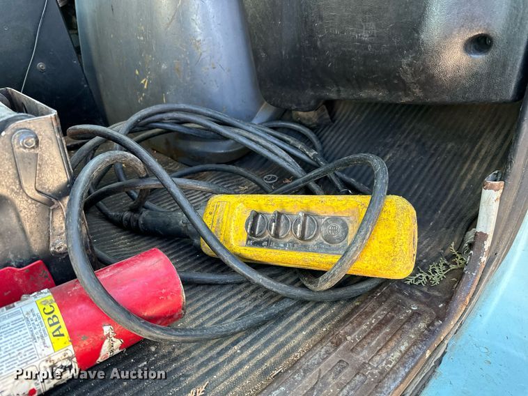 image for item GG9884 1995 Ford L8000  hydrovac truck