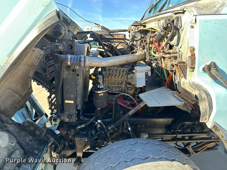 image for item GG9884 1995 Ford L8000  hydrovac truck