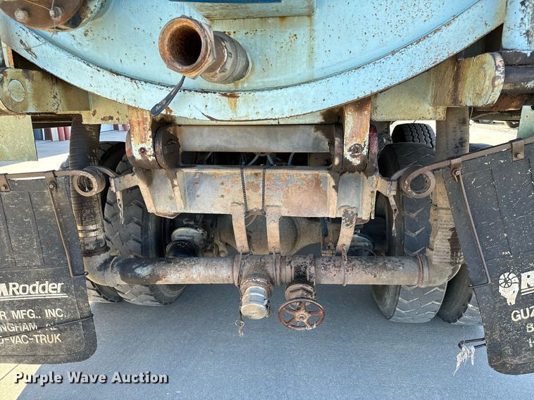 image for item GG9884 1995 Ford L8000  hydrovac truck