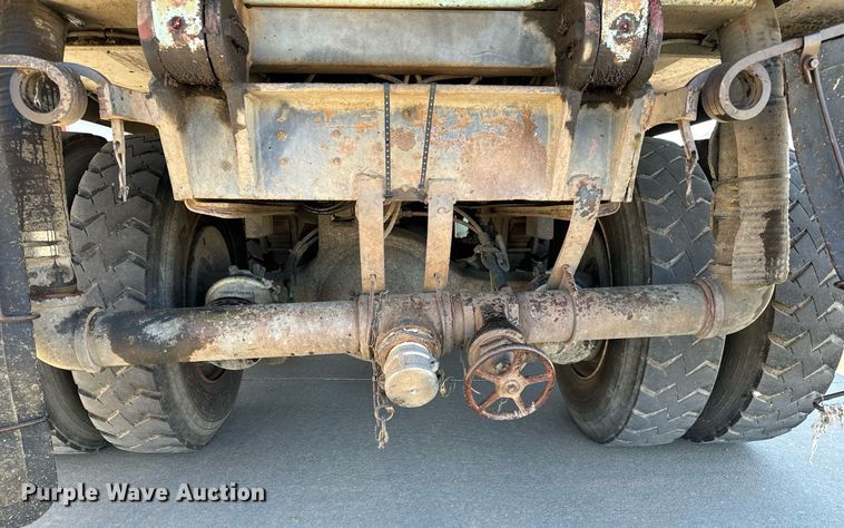 image for item GG9884 1995 Ford L8000  hydrovac truck