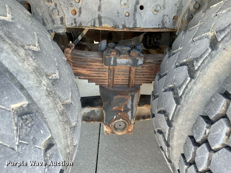 image for item GG9884 1995 Ford L8000  hydrovac truck