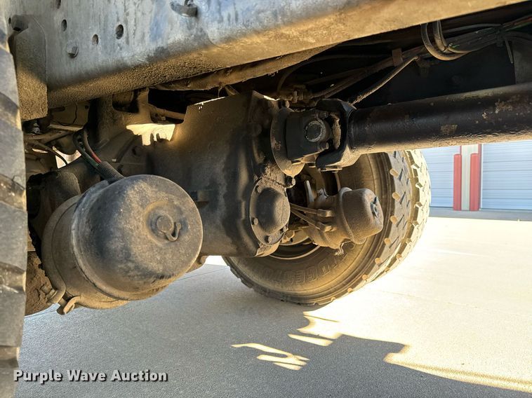 image for item GG9884 1995 Ford L8000  hydrovac truck