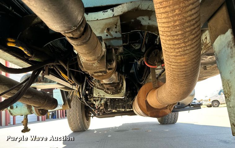 image for item GG9884 1995 Ford L8000  hydrovac truck