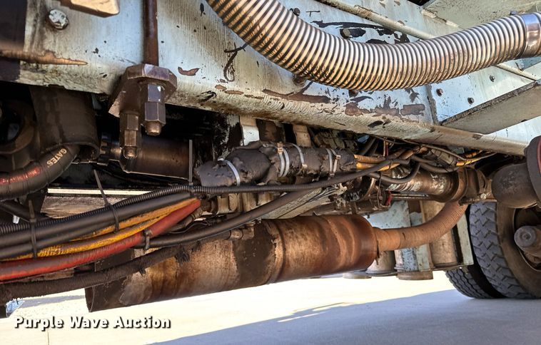 image for item GG9884 1995 Ford L8000  hydrovac truck