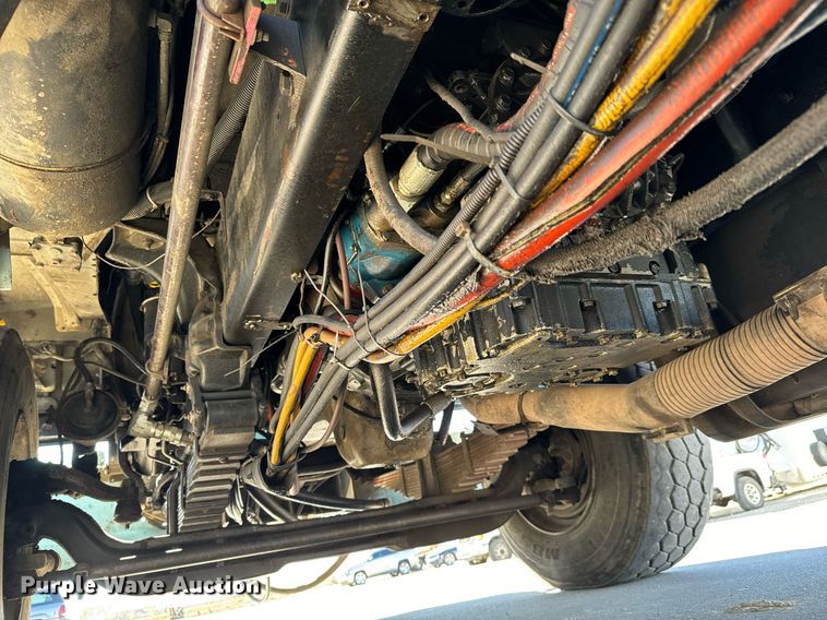 image for item GG9884 1995 Ford L8000  hydrovac truck