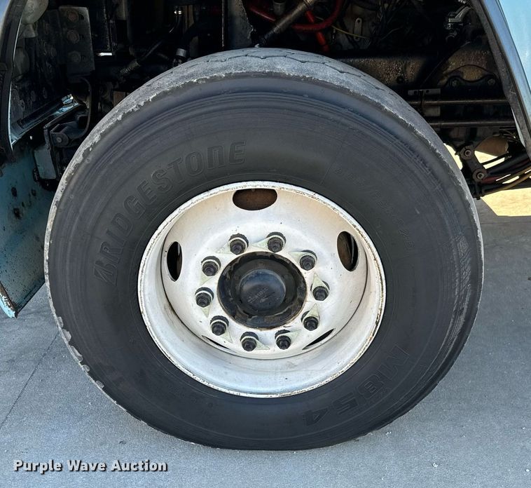 image for item GG9884 1995 Ford L8000  hydrovac truck