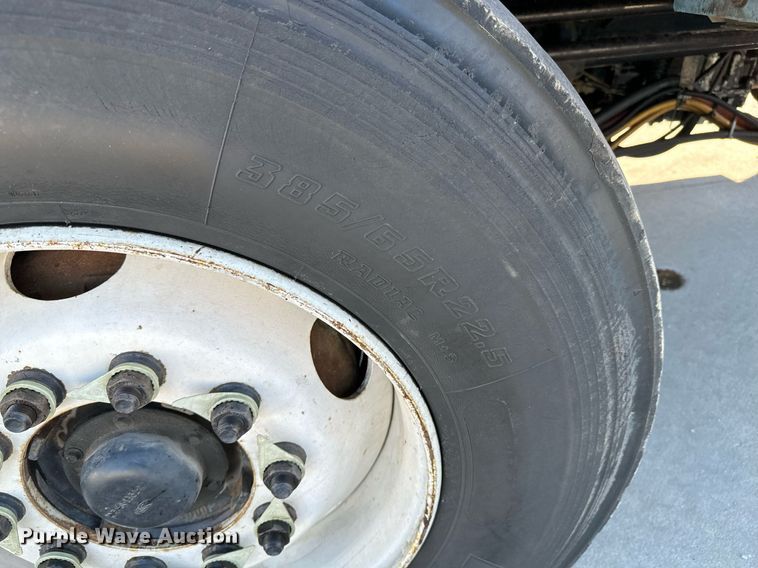 image for item GG9884 1995 Ford L8000  hydrovac truck