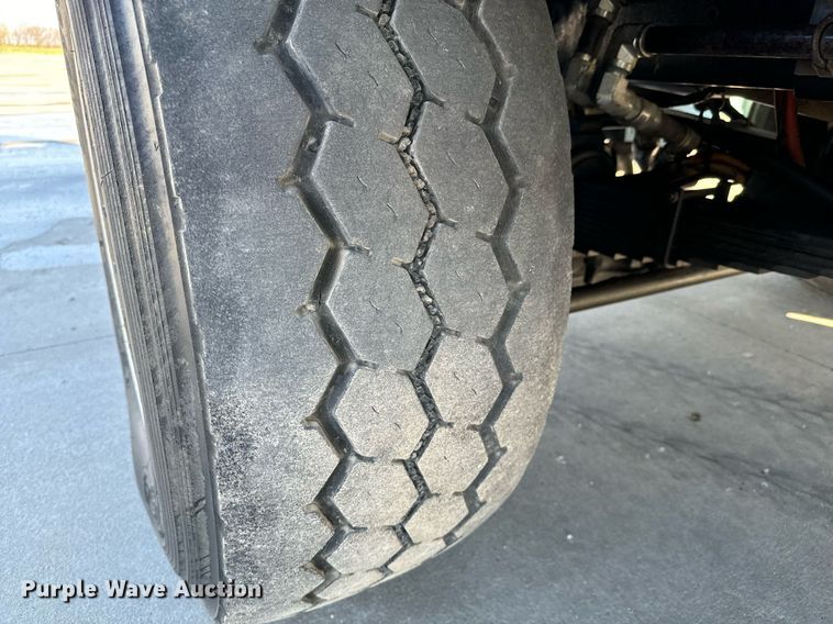 image for item GG9884 1995 Ford L8000  hydrovac truck