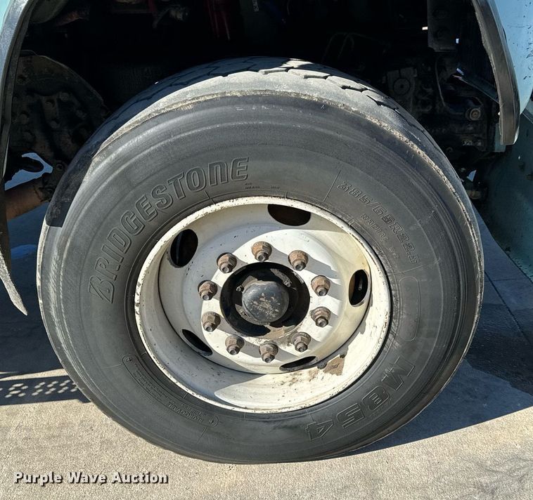 image for item GG9884 1995 Ford L8000  hydrovac truck