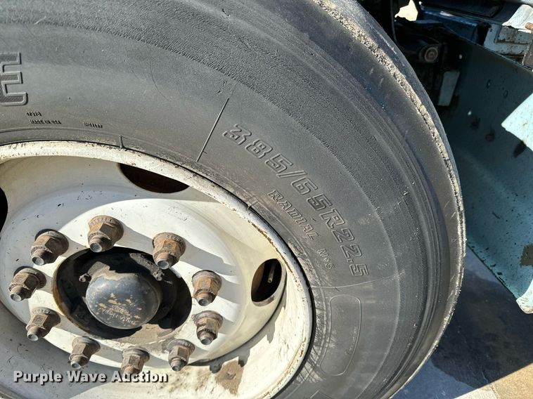 image for item GG9884 1995 Ford L8000  hydrovac truck